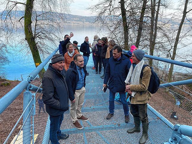 Auf der ersten Aussichtsplattform, die wie eine große Nase Richtung Bodensee zeigt, spricht Projektleiter Matthias Weckbach (vorne ...