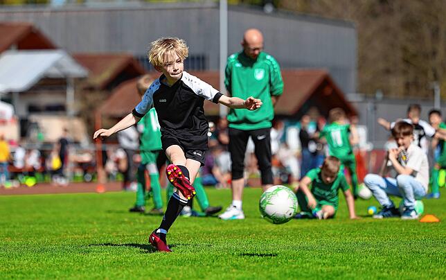 Bild 15: Kleine Kicker ganz groß! Unsere Bilder vom F-Jugendturnier des SC Bankholzen-Moos
