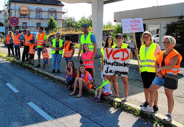 Eine Menschenkette protestiert im Juli 2025 gegen die Verzögerungen beim Brückenbau.