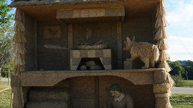 Mit ihrer Skulptur &bdquo;Max und Moritz&ldquo; gewinnen die Landfrauen den zehn Strohskulpturen-Wettbewerb in Höchenschwand.