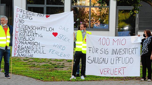 Bei der ersten Informationveranstaltung in der Göge-Halle in Hohentengen protestierten SRH-Beschäftigte und listeten die Vorteile des ...