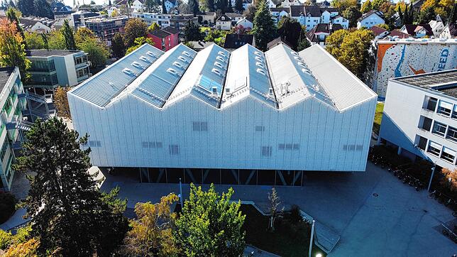 Als das neue Sportzentrum gebaut wurde, war ein neues Gymnasium (rechts im Bild, dahinter das neue Kletterzentrum) und eine sanierte ...