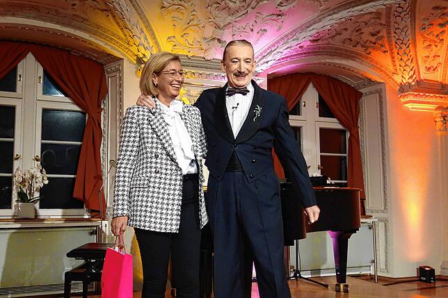 Der Kontakt zu den Künstlern, wie hier Robert Kreis, war Margrit Jäger-Waldau sehr wichtig. Sie erfüllte fast jeden Wunsch und umsorgte ...