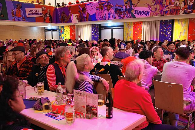 Das Narrenvolk fühlt sich in der fasnachtlich geschmückten Talwiesenhalle wohl.