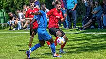 Kein Durchkommen: Pa Ousman Grether (vorn) bremst Julian Widlund beim 1:2 des FC Hochrhein gegen den TuS Stetten aus.