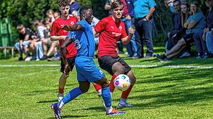 Kein Durchkommen: Pa Ousman Grether (vorn) bremst Julian Widlund beim 1:2 des FC Hochrhein gegen den TuS Stetten aus.