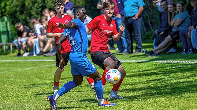 Kein Durchkommen: Pa Ousman Grether (vorn) bremst Julian Widlund beim 1:2 des FC Hochrhein gegen den TuS Stetten aus.