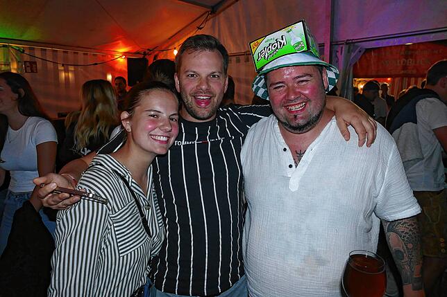 Bild 7: Hunderte Gäste strömen zum Auftakt an das 68. Waldfest in der Geschichte des Musikvereins Aufen.