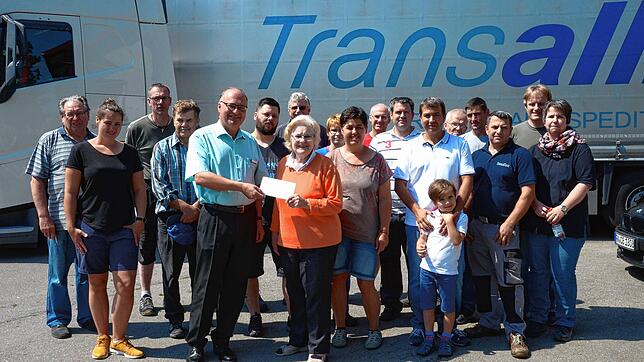 Im Juni 2018 fuhren zwei Lastwagen nach Rumänien. Das Team freut sich über eine Spende der städtischen Finanzverwaltung, überreicht von ...