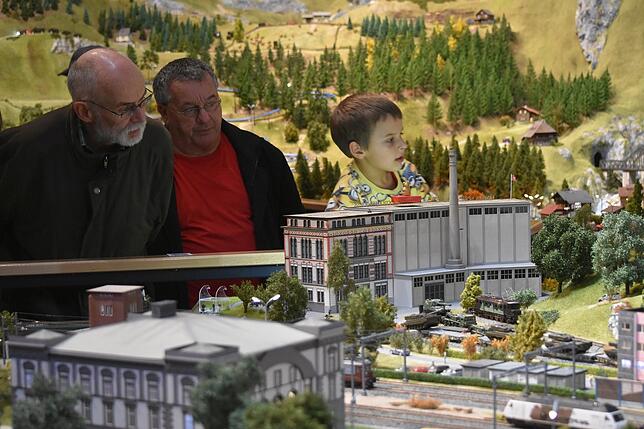 Die Miniaturwelt Smilestones in Neuhausen am Rheinfall beeindruckt Besucher aus allen Generationen. Schrittweise werden verschiedene ...