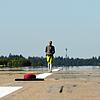 Daniel Beerstecher bei seinem Zieleinlauf seines Projekts &bdquo;Walk in time&ldquo; auf der Startbahn des Flugplatzes von Neuhausen ob ...