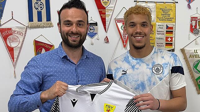 Neuer Torwart: Luis Nunez dos Reis (rechts) wird vom Spielausschuss-Vorsitzenden Gianfranco Oliveri vom FSV Rheinfelden begrüßt.