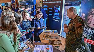 Diese junge Damen interessieren sich bei der Berufemesse für eine mögliche Karriere bei der Bundeswehr und informieren sich ausführlich.