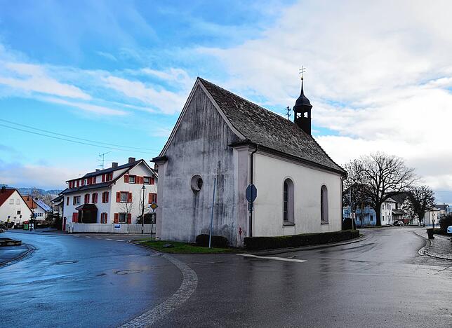 Die Weilerkapelle ist komplett von Straßen umgeben.