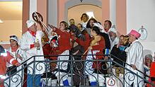 Bürgermeister Adrian Probst (Rentier, Mitte) hatte den Schlüssel schon aus der Hand gegeben, als ein Gemeinderat noch einmal helfend ...