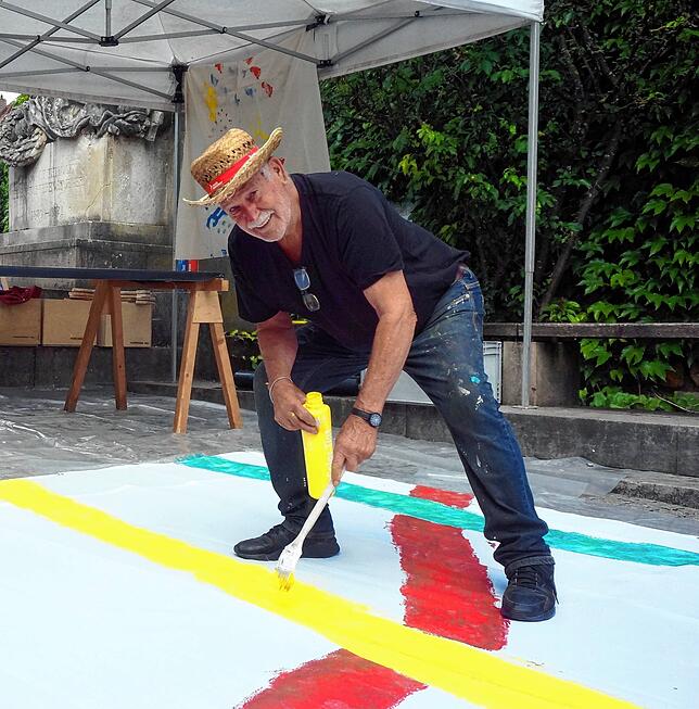 Josef Briechle, künstlerischer Leiter der Luftart, malt bunte Wege.