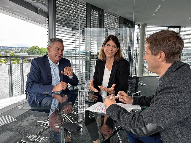 Johannes Bliestle (links), Katrin Klodt-Bußmann und Walther Rosenberger, Leiter der SÜDKURIER-Wirtschaftsredaktion, beim Interview im ...