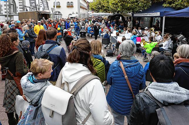 Rudelbildung auf dem Marktplatz: Wenn der Nachwuchs der Jugendmusikschule spielt, dann strömen die Zuschauer nur so herbei.