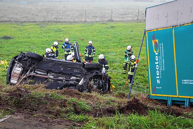 Bild 11: Zwei Personen nach Frontalkollision schwer verletzt