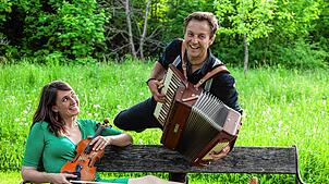 Das Duo Klangzeit mit Marie-Josefin Finni Melchior und Johann Zeller will mit neuen Ideen frischen Wind in die musikalische ...