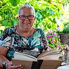 Gisela Rösch mit ihrem eigenen „Goldenen Buch“ mit persönlichen Eintragungen der Teilnehmer ab der 13. Kanzelrede.