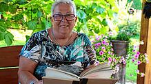 Gisela Rösch mit ihrem eigenen „Goldenen Buch“ mit persönlichen Eintragungen der Teilnehmer ab der 13. Kanzelrede.