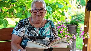 Gisela Rösch mit ihrem eigenen „Goldenen Buch“ mit persönlichen Eintragungen der Teilnehmer ab der 13. Kanzelrede.
