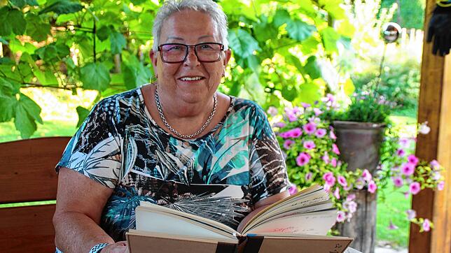 Gisela Rösch mit ihrem eigenen „Goldenen Buch“ mit persönlichen Eintragungen der Teilnehmer ab der 13. Kanzelrede.