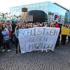 Rund 100 Schüler versammelten sich am Freitag gegen Mittag in Friedrichshafen, um auf dem Buchhornplatz und später vor dem Rathaus für ...