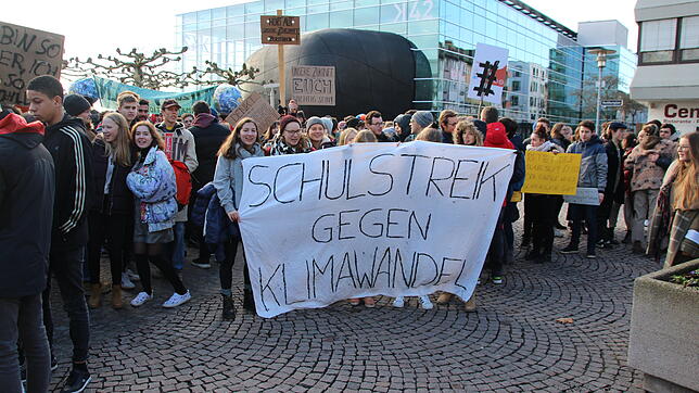 Bei der ersten Demo in Friedrichshafen waren rund 100 Teilnehmer dabei, die auf dem Buchhornplatz und später vor dem Rathaus für die ...