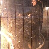 Sven Keßler zeigt dem Publikum wie er die Reifen seines Motorrades zum Glühen bringt.