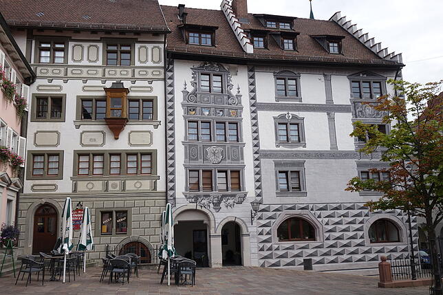 Der Marktplatz mit dem ehemaligen Gasthaus Adler heute. Im Zuge der Sanierung Ende der Siebziger wurden die Fassaden den ...