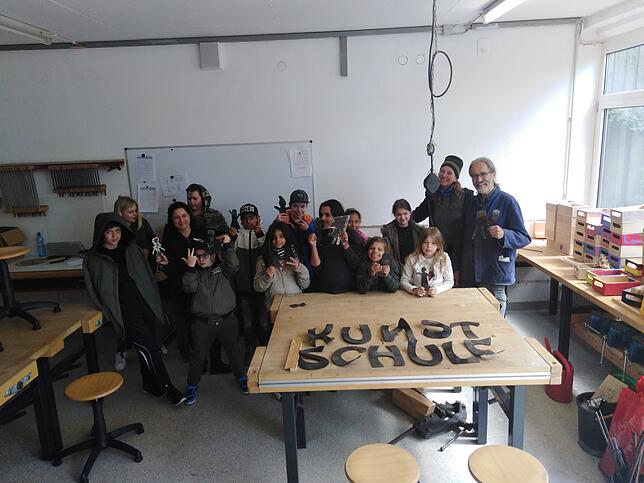 Die Schüler der Kasimir-Walchner-Schule zeigen die Zutaten für das Schild der KiJuKu: Buchstaben für den Schriftzug und Figuren für das ...
