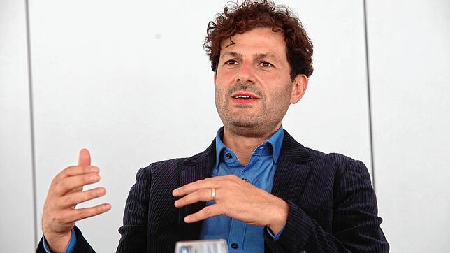 Luigi Pantisano beim Interview-Termin mit dem SÜDKURIER. Interviewt wurde er von Redakteur Andreas Schuler.