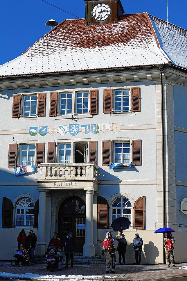 Wenige Hansele und Zuschauer feierten vor dem Rathaus zu den Klängen des Narrenmarschs.