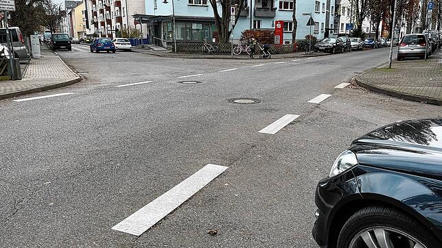 Der Autofahrer kam so wie der Wagen auf dem Bild aus der Turnierstraße und wollte die Kreuzung mit der Brüelstraße geradeaus zur ...
