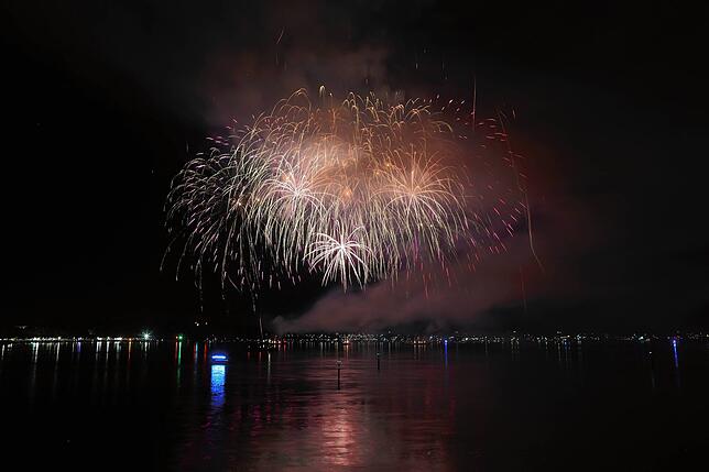 Bild 23: Konstanzer Seenachtfest 2024 - Jetzt knallt's! Das Feuerwerk am Bodensee bringt Zuschauer zum Staunen