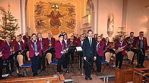 Die Musiker des Blasorchesters Unterlauchringen nehmen mit Dirigent Bernd Keller nach dem Weihnachtskonzert in der Herz-Jesu-Kirche ...
