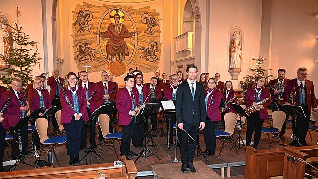 Die Musiker des Blasorchesters Unterlauchringen nehmen mit Dirigent Bernd Keller nach dem Weihnachtskonzert in der Herz-Jesu-Kirche ...