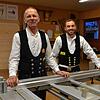 Zimmermannsgeselle Alfred Hagen (links) arbeitet seit 40 Jahren in der Markdorfer Zimmerei Beck. Neben ihm steht Marius Beck. Bild: Jörg ...