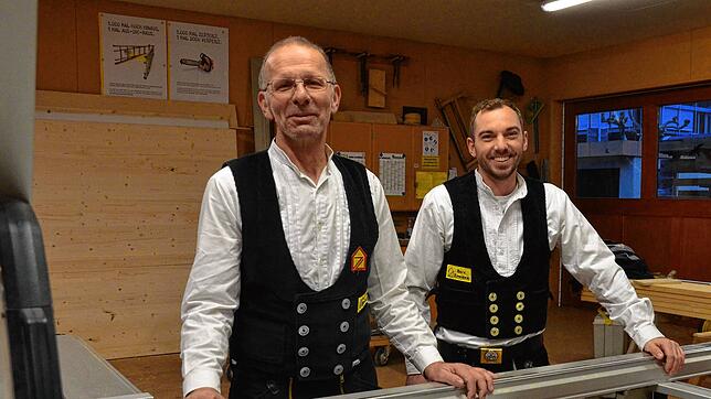Zimmermannsgeselle Alfred Hagen (links) arbeitet seit 40 Jahren in der Markdorfer Zimmerei Beck. Neben ihm steht Marius Beck. Bild: Jörg ...