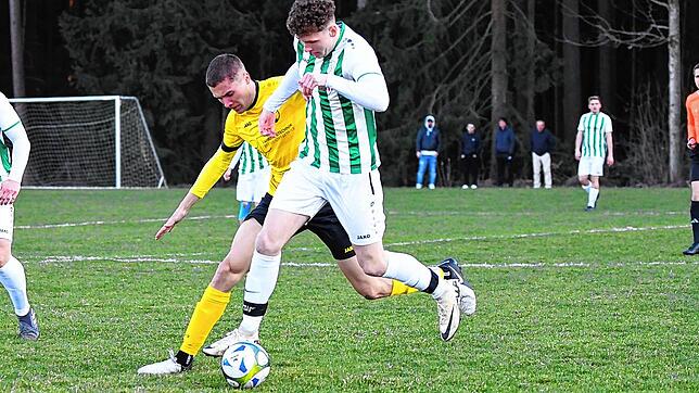 Nico Rapp von der SG Fischbach/Weiler (vorne) versucht, den Ball zu behaupten gegen Samuel Fleig von der SG Eintracht ...
