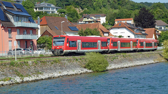 Die Bodenseegürtelbahn vor Sipplingen: Die Gemeinde will Oberleitungen vermeiden und hofft stattdessen auf Batteriezüge, die auf der ...