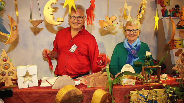 Erwin und Ilse Zimmermann bieten im Hexenkeller handgefertigte Dekoration und Spielzeug aus Holz an. Für den gelernten Schreiner war das ...