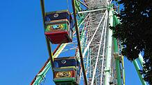 Bis Ende August lädt das Riesenrad der Familie Barth, das beim Seehasenfest auch immer am Hinteren Hafen steht, zu Fahrten in luftige ...