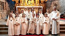 Pfarrer Bernd Walter (rechts) und die Kommunionkinder:Vorn, von links: Sophia Schunter, Anike Morath, Mathilda Rist, Felicia Hauck, Luis ...
