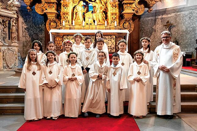 Pfarrer Bernd Walter (rechts) und die Kommunionkinder:Vorn, von links: Sophia Schunter, Anike Morath, Mathilda Rist, Felicia Hauck, Luis ...