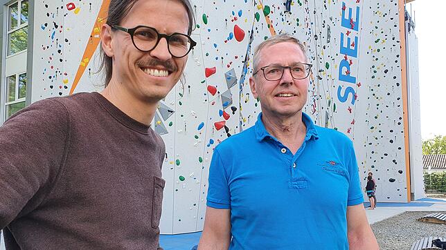 Nico Herrmann, Betriebsleiter der Kletterhalle (links), sowie Hans-Dieter Fahnauer, Vorsitzender der DAV-Sektion Überlingen, stehen nach ...