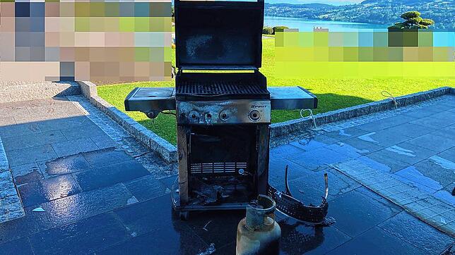 Der gemütliche Grillabend fällt aus: Grill und Gasflasche sind nach dem Brand in Seengen im Kanton Aargau verkohlt.