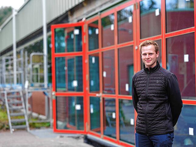 Fabian Albrecht ist als Werkstudent bei den Sanierungsmaßnahmen auf dem Berufsschulgelände dabei.